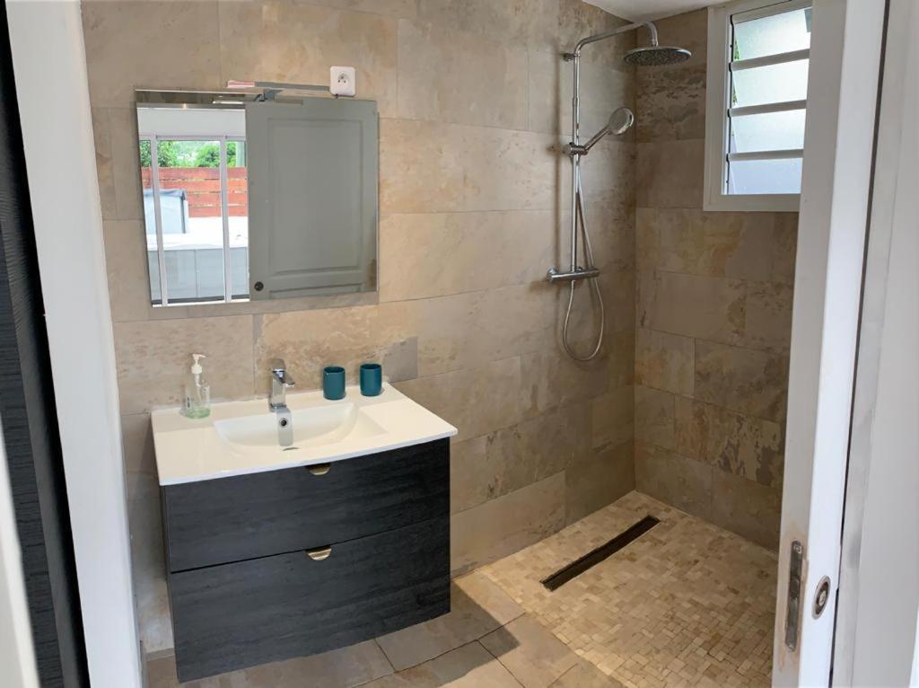 Appartement Saint Gilles Les Bains Exterior photo